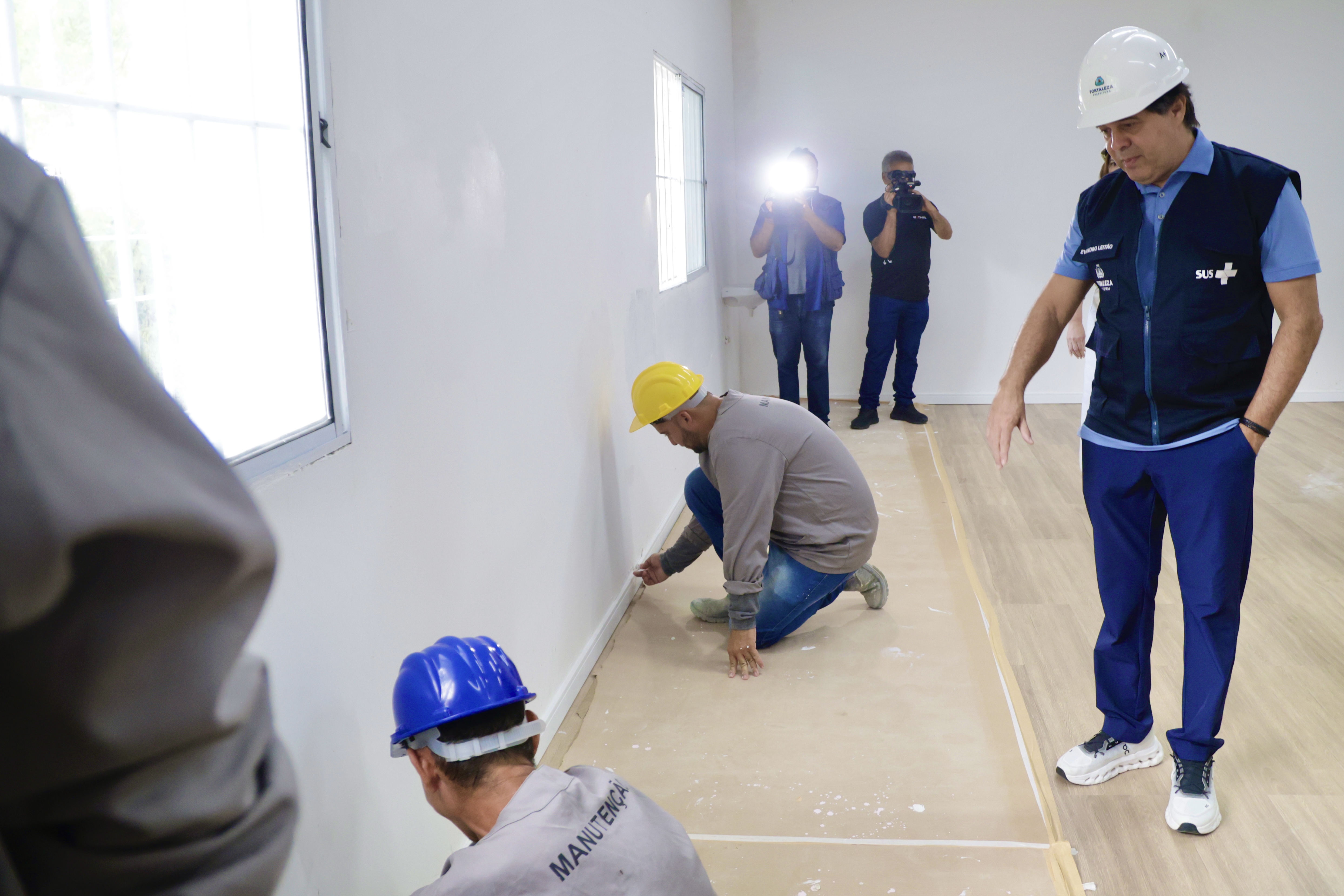 prefeito observa operários trabalhando